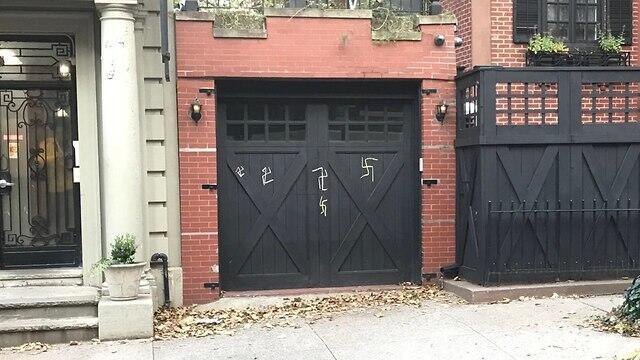 Свастики в Нью-Йорке (מתוך טוויטר) Свастики в Нью-Йорке