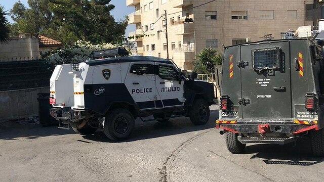 Автомобили полиции и МАГАВа у офиса Аднана Гейта в Иерусалимеnullnull Автомобили полиции и МАГАВа у офиса Аднана Гейта в Иерусалиме