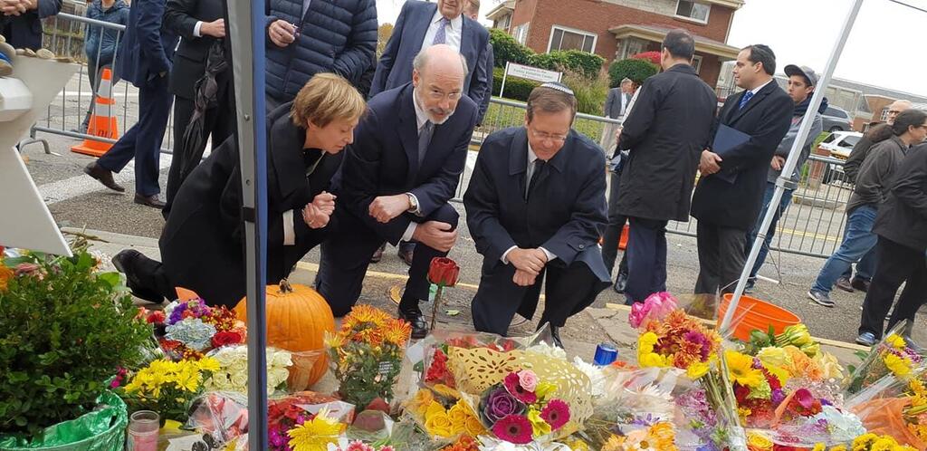 Глава Сохнута Ицхак Герцог возлагает цветы к синагоге Питтсбурга. Фото: пресс-служба (Фото: пресс-служба) Глава Сохнута Ицхак Герцог возлагает цветы к синагоге Питтсбурга. Фото: пресс-служба