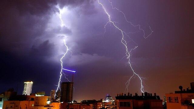Молния в Нетании. Фото: AFP