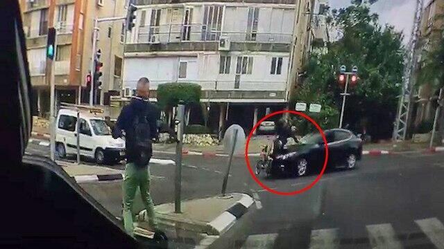 Автомобиль сбивает велосипедиста. Кадр видеозаписи (צילום: אנשי הדממה) Автомобиль сбивает велосипедиста. Кадр видеозаписи