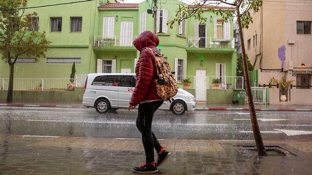 Дождь в Тель-Авиве. Фото: Мошик Шема (צילום: מושיק שמע) Дождь в Тель-Авиве. Фото: Мошик Шема