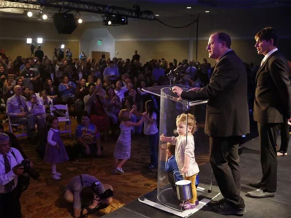 Полис с детьми. Фото: АР (צילום: AP) Полис с детьми. Фото: АР