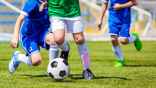 ילדים משחקים כדורגל