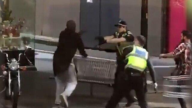 Инцидент в Мельбурне. Столкновение с полицейскимиnullnull Инцидент в Мельбурне. Столкновение с полицейскими