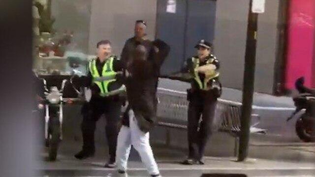 Инцидент в Мельбурне. Столкновение с полицейскимиnullnull Инцидент в Мельбурне. Столкновение с полицейскими