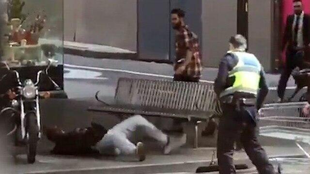 Инцидент в Мельбурне. Слева - нейтрализованный преступникnullnull Инцидент в Мельбурне. Слева - нейтрализованный преступник