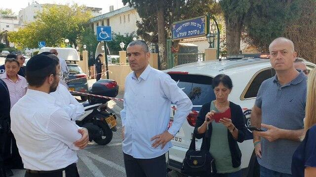 Мэр города Ави Грубер на месте происшествия