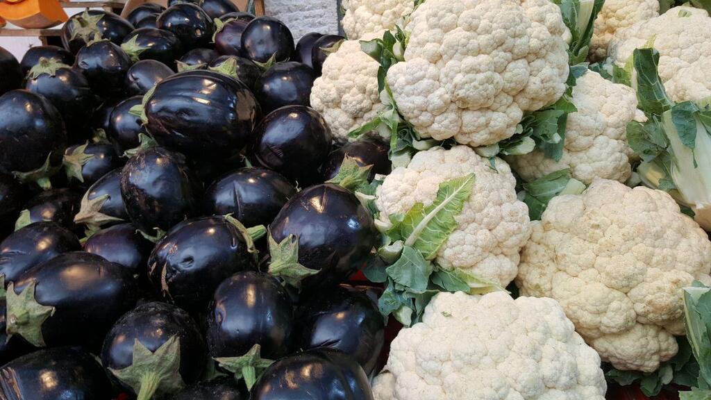 Баклажаны - один из самых популярных продуктов в Израиле. Из них делают множество вкусных блюд и салатов, включая сугубо израильской продукт  - "фальшивый печеночный паштет"