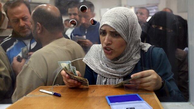 Palestinian civil servants receive salaries (צילום: רויטטרס) Palestinian civil servants receive salaries