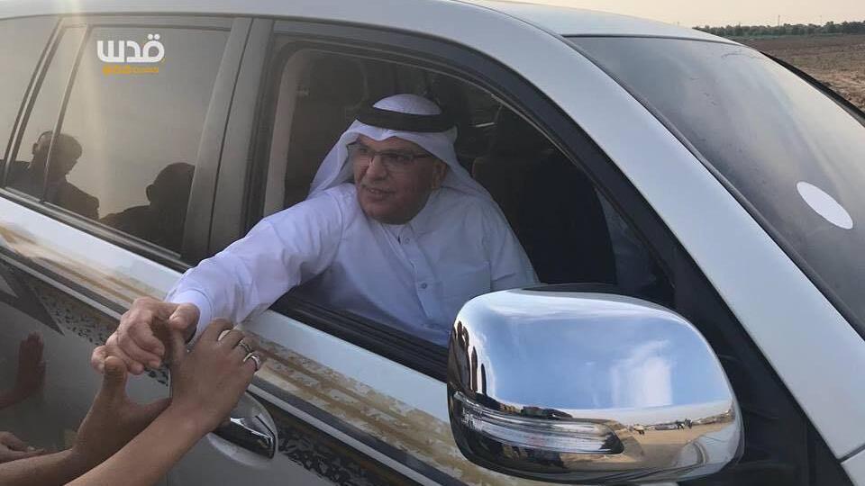 השגריר הקטארי מוחמד אלעמאדי ומנהיג חמאס בעזה יחיא סינוואר בהפגנות