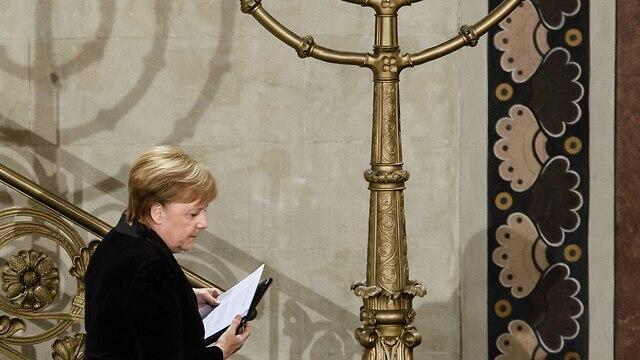 Merkel at a Berlin synagogue