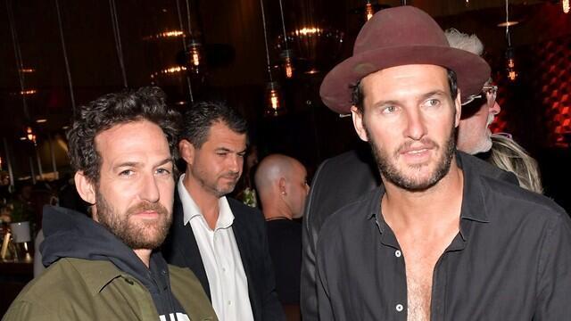 Ури Пепер (слева) и Анхель Бонани - два популярных актера и одни из самых красивых мужчин в Израиле. Фото: Авив Хофи (צילום: אביב חופי) Ури Пепер (слева) и Анхель Бонани - два популярных актера и одни из самых красивых мужчин в Израиле. Фото: Авив Хофи