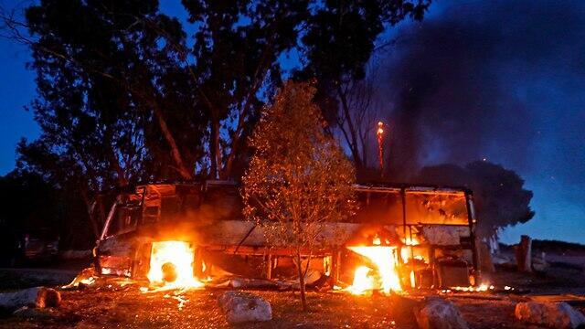 Автобус сгорел полностью. Фото: AFP