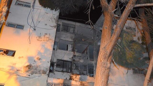 Building suffers direct hit in Ashkelon