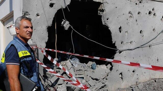 Ашкелон. Ракета попала в жилой дом. Фото: AFP (צילום: AFP) Ашкелон. Ракета попала в жилой дом. Фото: AFP