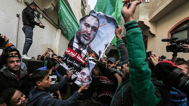 В Газе сжигают фото Либермана. Фото: AFP