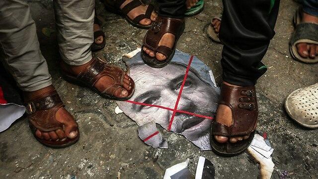 В Газе сжигают фото Либермана. Фото: AFP