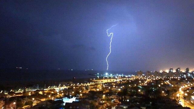 Гроза над Ашдодом. Фото: Шмуэль Давид (צילום: שמואל דוד ) Гроза над Ашдодом. Фото: Шмуэль Давид