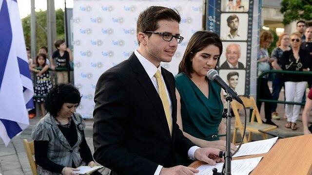 Дик часто выступает за рубежомnullnull Дик часто выступает за рубежом