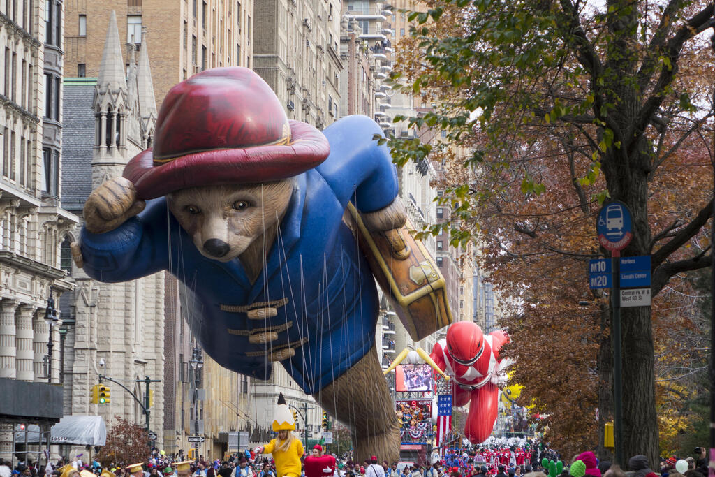 Медвежонок Паддингтон на параде в Нью-Йорке. Фото: Scott Cornell shutterstock (Медвежонок Паддингтон на параде в Нью-Йорке. Фото: Scott Cornell shutterstock) Медвежонок Паддингтон на параде в Нью-Йорке. Фото: Scott Cornell shutterstock