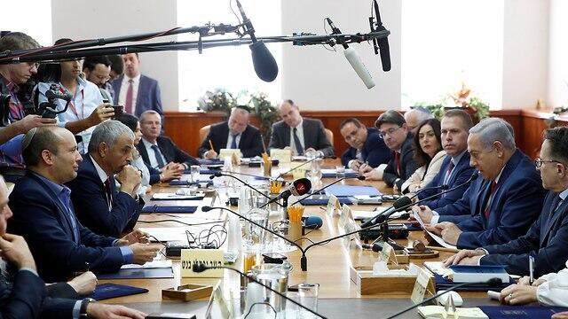 Government meets to vote on budget cuts