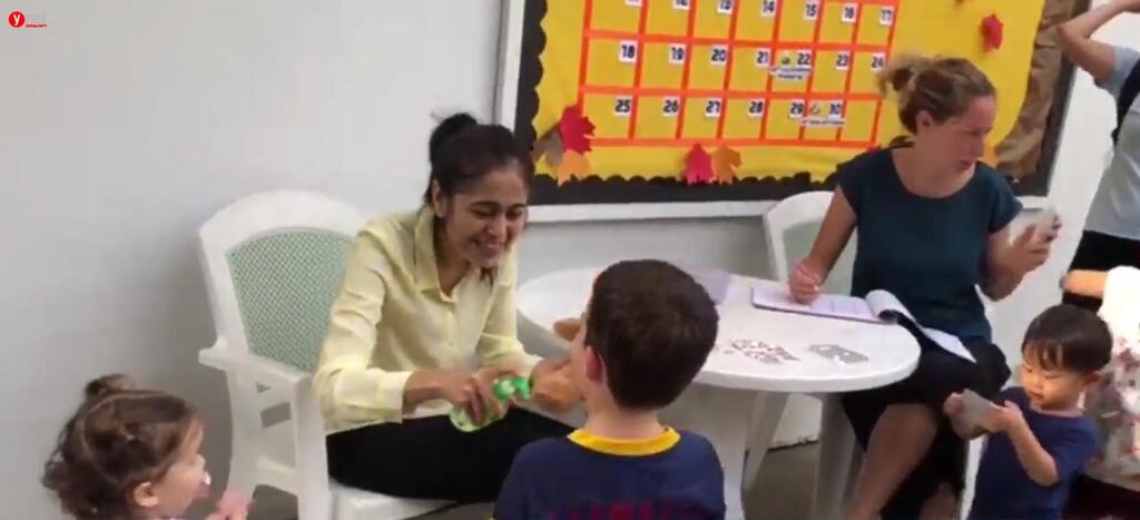 Воспитательницы проверяют детей перед входом в частный детский сад. Фото: снимок с экрана (Фото: снимок с экрана) Воспитательницы проверяют детей перед входом в частный детский сад. Фото: снимок с экрана