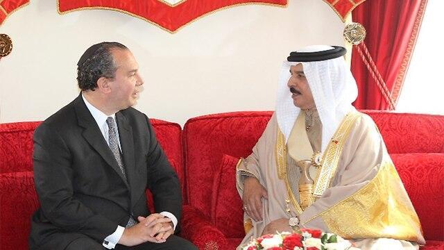 Rabbi Marc Schneier with the king of Bahrain, Hamad bin Isa Al Khalifa (באדיבות הרב מארק שנייר ) Rabbi Marc Schneier with the king of Bahrain, Hamad bin Isa Al Khalifa