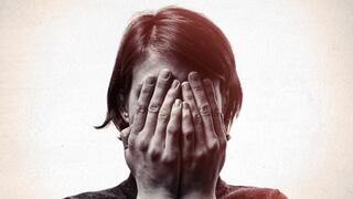 אישה עם ידיים על הפנים