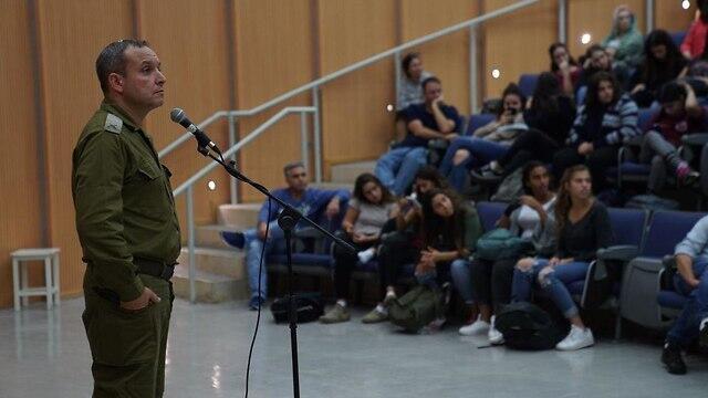 Встреча командира дивизии "Газа" бригадного генерала Элиэзера Толедано со школьниками Негева (архив)