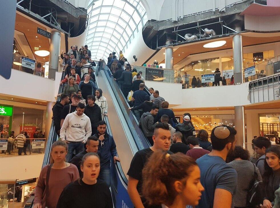 "Черная пятница" в торговом центре "Малха" в Иерусалиме. Фото: Моше Мизрахи