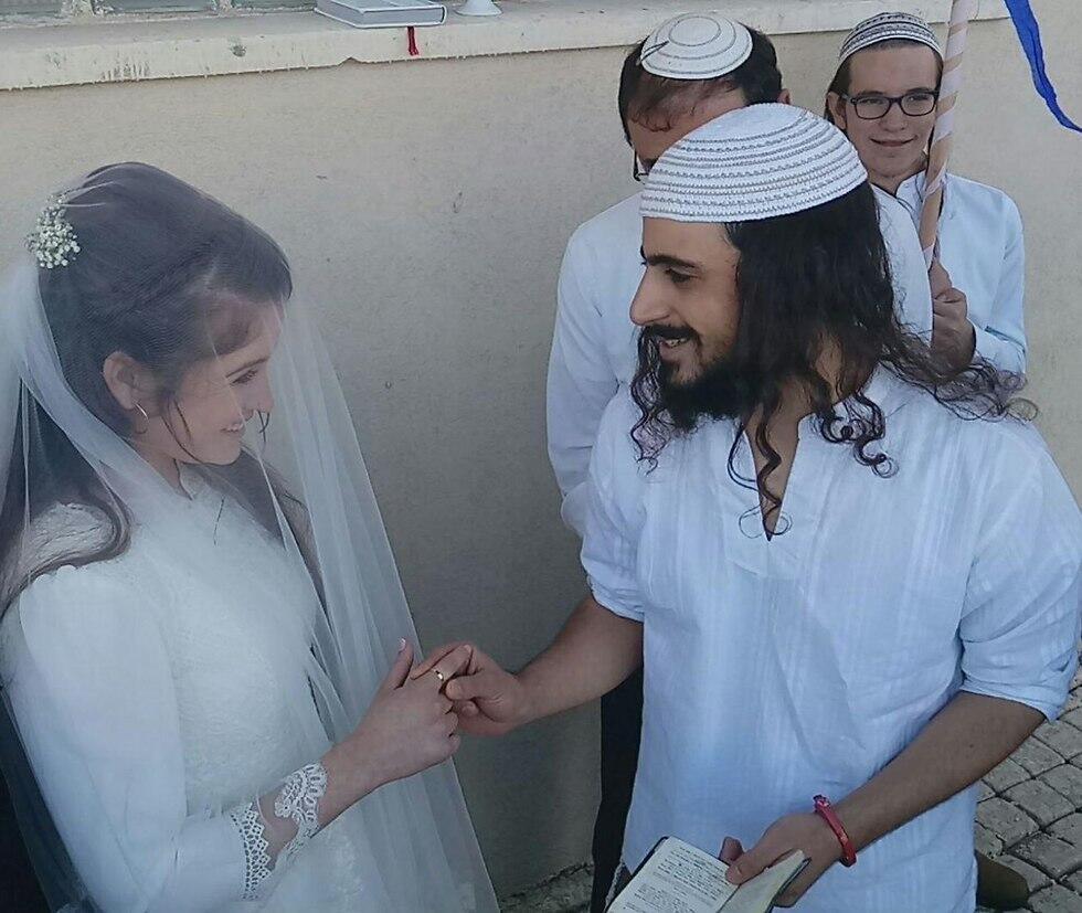 Reuveni gets married in prison