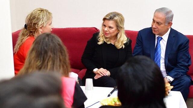 Prime Minister Benjamin Netanyahu and wife Sara at a women's shelter (צילום: קובי גדעון, לע"מ) Prime Minister Benjamin Netanyahu and wife Sara at a women's shelter