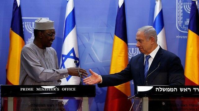 Chadian President Idriss Deby (L) and PM Netanyahu