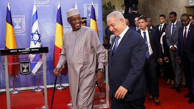 Chadian President Idriss Deby (L) and PM Netanyahu (צילום: רויטרס) Chadian President Idriss Deby (L) and PM Netanyahu