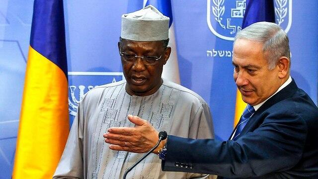 Netanyahu and President of Chad Idriss Déby (צילום: AFP) Netanyahu and President of Chad Idriss Déby