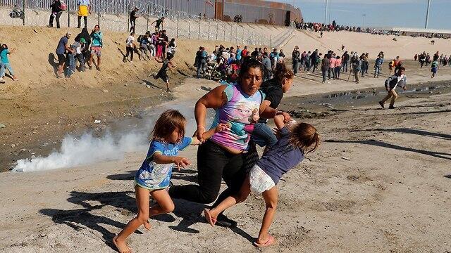 Tear gas fired at caravan migrants on US border (צילום: רויטרס) Tear gas fired at caravan migrants on US border