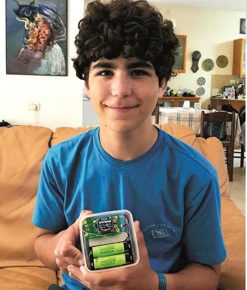 Ади и его прибор для диабетиков. Фото: Дафи Бар-Илан