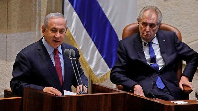 Нетаниягу представляет Земана депутатам кнессета. Фото: AFP