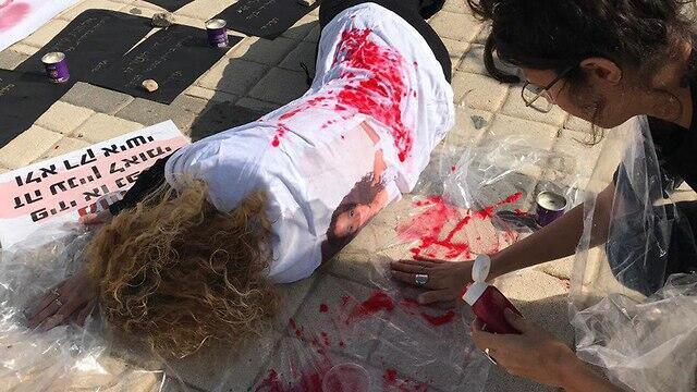 Акция протеста против насилия над женщинами. Фото: ячейка феминисток университета им. Бен-Гуриона (צילום:התא הפמיניסטי באוניברסיטת בן גוריון ולוט"ם) Акция протеста против насилия над женщинами. Фото: ячейка феминисток университета им. Бен-Гуриона