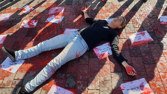 Акция протеста против насилия над женщинами. Фото: Маор Максимов (צילום: מאור מקסימוב) Акция протеста против насилия над женщинами. Фото: Маор Максимов