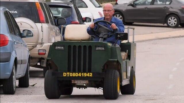 Дани Таль на самодельном джипе