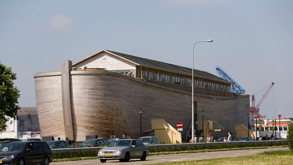 A full-scale replica of Noah’s Ark, built by Dutch carpenter Johan Huibers, stands on display in the Netherlands (Photo: Getty Images) תיבת נח הולנד ישראל יוהאן הויברס תיבת נוח