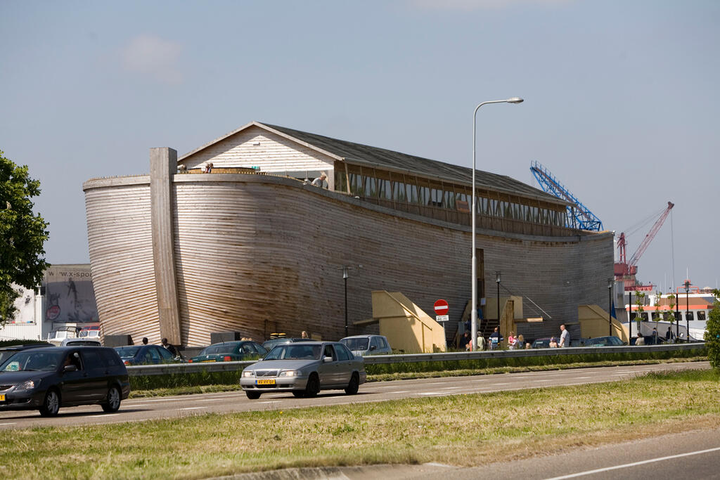 A full-scale replica of Noah’s Ark, built by Dutch carpenter Johan Huibers, stands on display in the Netherlands. Huibers constructed the wooden vessel based on biblical descriptions (Photo: gettyimages) תיבת נח הולנד ישראל יוהאן הויברס תיבת נוח