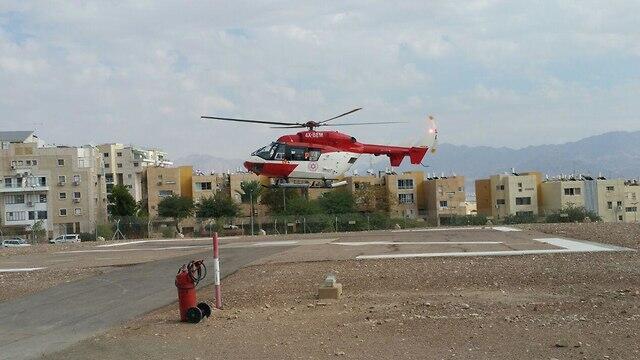 Эвакуация пострадавших в нападении в Эйлате. Фото: Меир Охайон (צילום: מאיר אוחיון) Эвакуация пострадавших в нападении в Эйлате. Фото: Меир Охайон