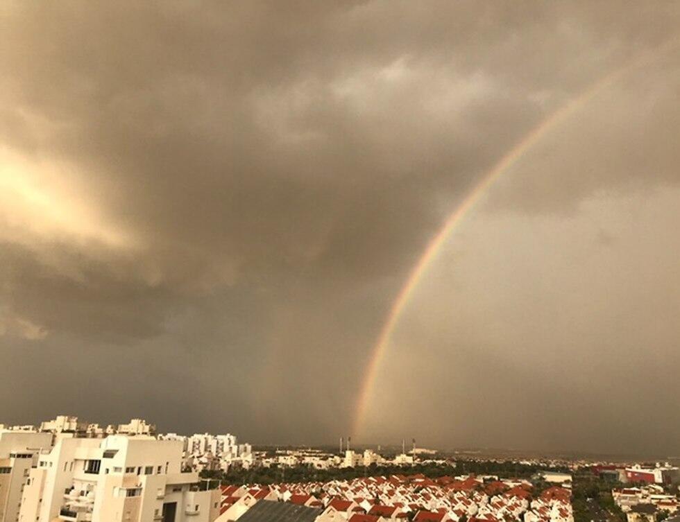 Радуга в Ришон ле-Ционе. Фото: Шломо Паша (צילום: שלמה פשה ) Радуга в Ришон ле-Ционе. Фото: Шломо Паша