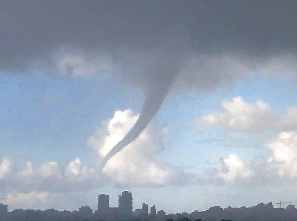 Водяной смерч в Нетании. Фото: Paul (צילום: Paul ) Водяной смерч в Нетании. Фото: Paul