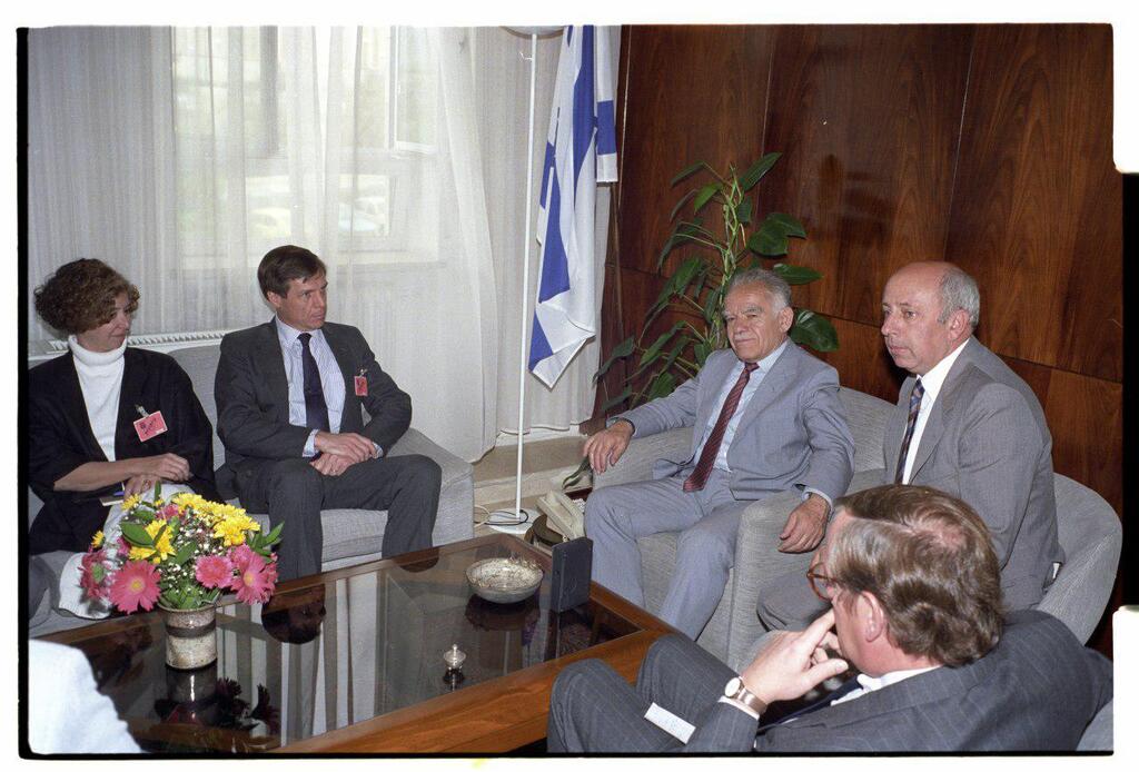 אבי פזנר יצחק שמיר 1988 לשכת ראש הממשלה ירושלים