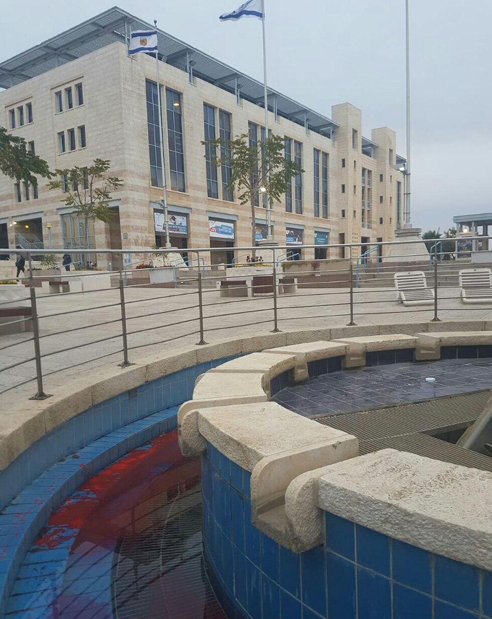 Фонтан возле муниципалитета Иерусалима. Фото: активистки ЛОТАМ