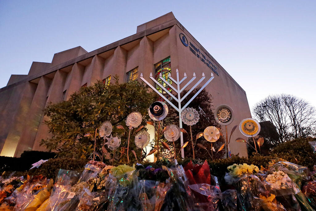 Candle lighting at Pittsburgh’s Tree of Life synagogue, site of the 2018 mass shooting (Photo: AP) הדלקת נרות בבית הכנסת בפיטסבורג, ארצות הברית שבו היה פיגוע ירי